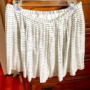 Banana republic Black and white striped pleated skirt size medium